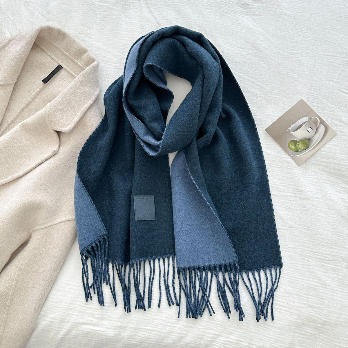 Doppelseitiger Wollschal mit Pailletten – Bild 12 | LuxeStyle