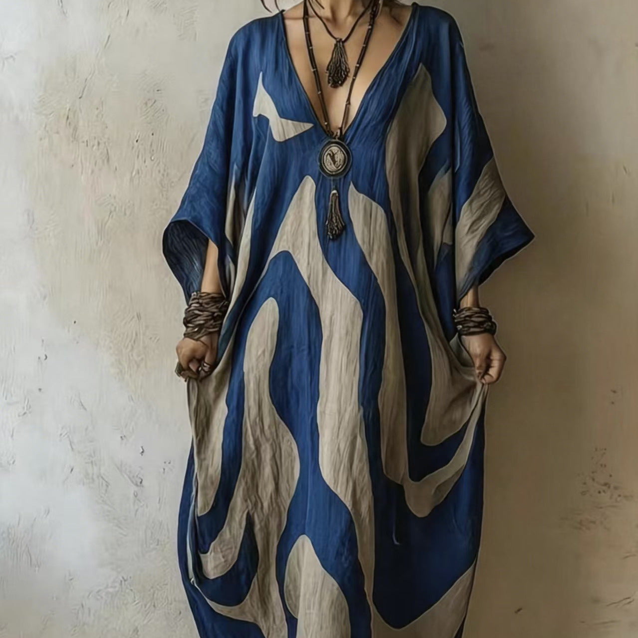 Strandkleid mit V-Ausschnitt und Fledermausärmeln
