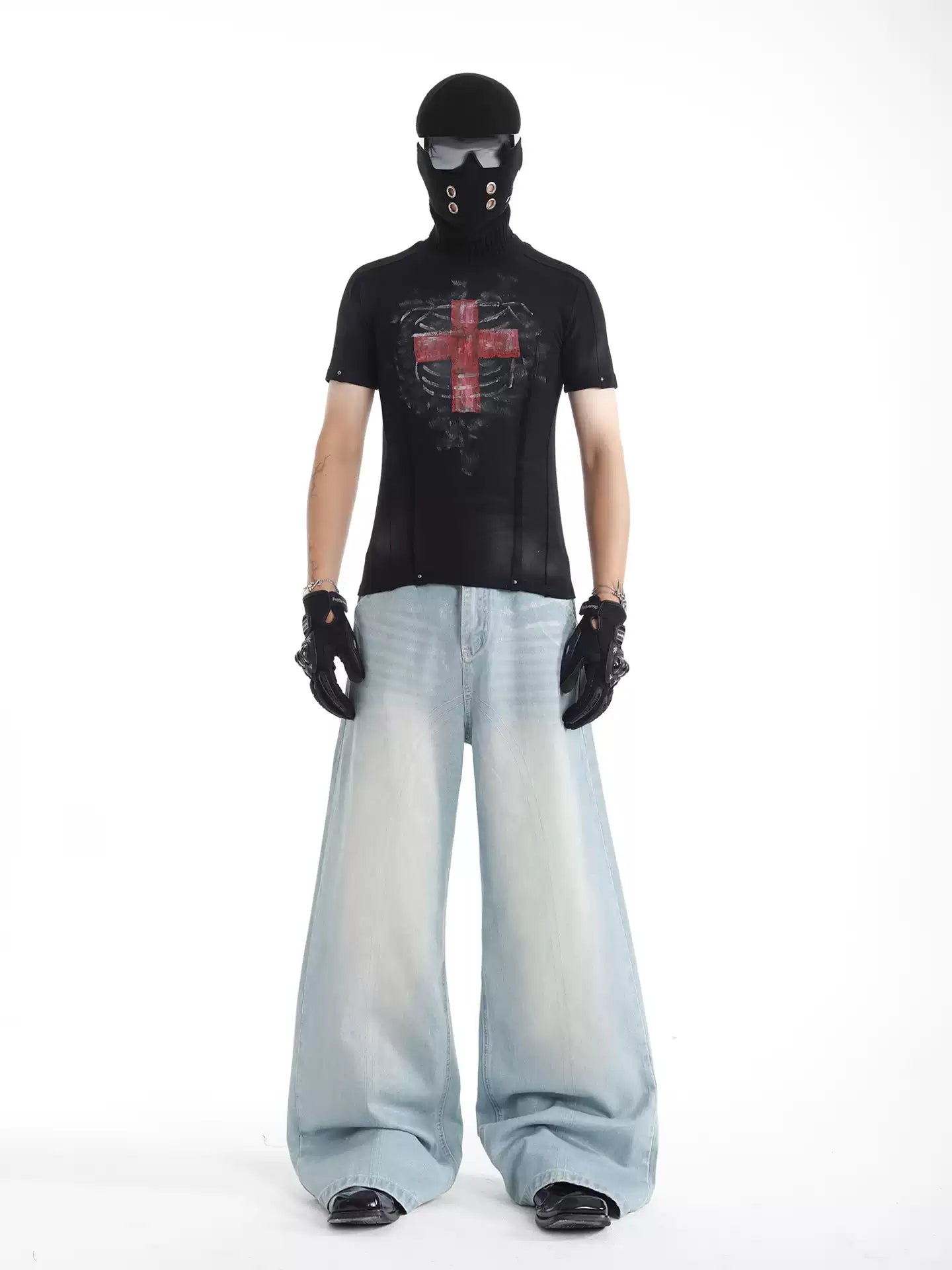 Slim-Fit T-Shirt mit Kreuz-Print – Ansicht 3