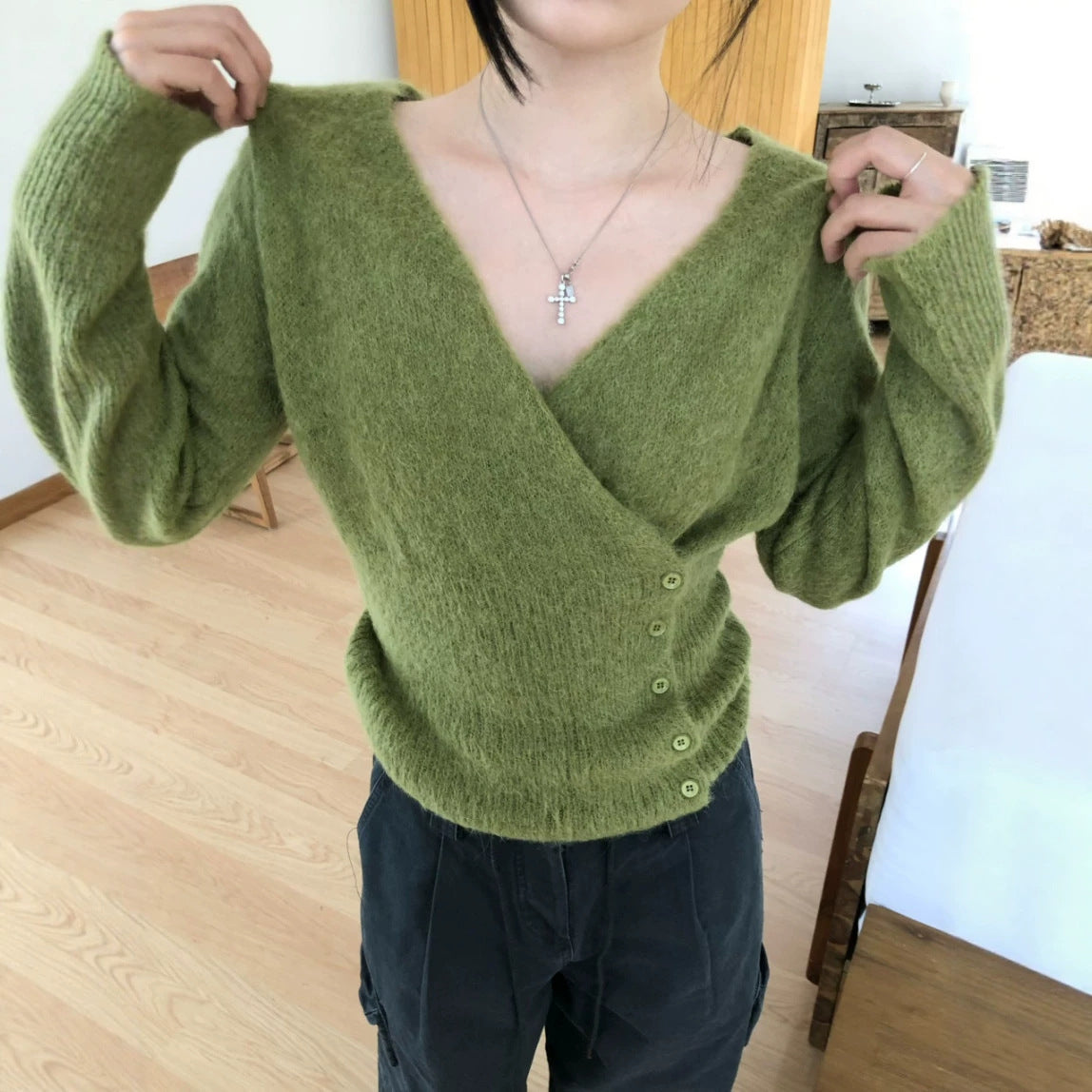 Strickpullover mit diagonalen Knöpfen