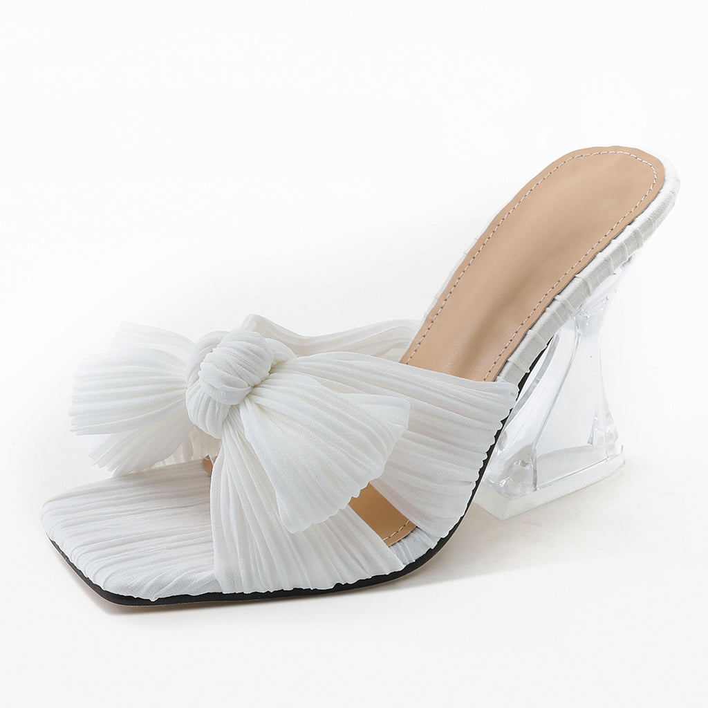 Satin-Sandalen mit geformtem Absatz – Bild 5 | LuxeStyle