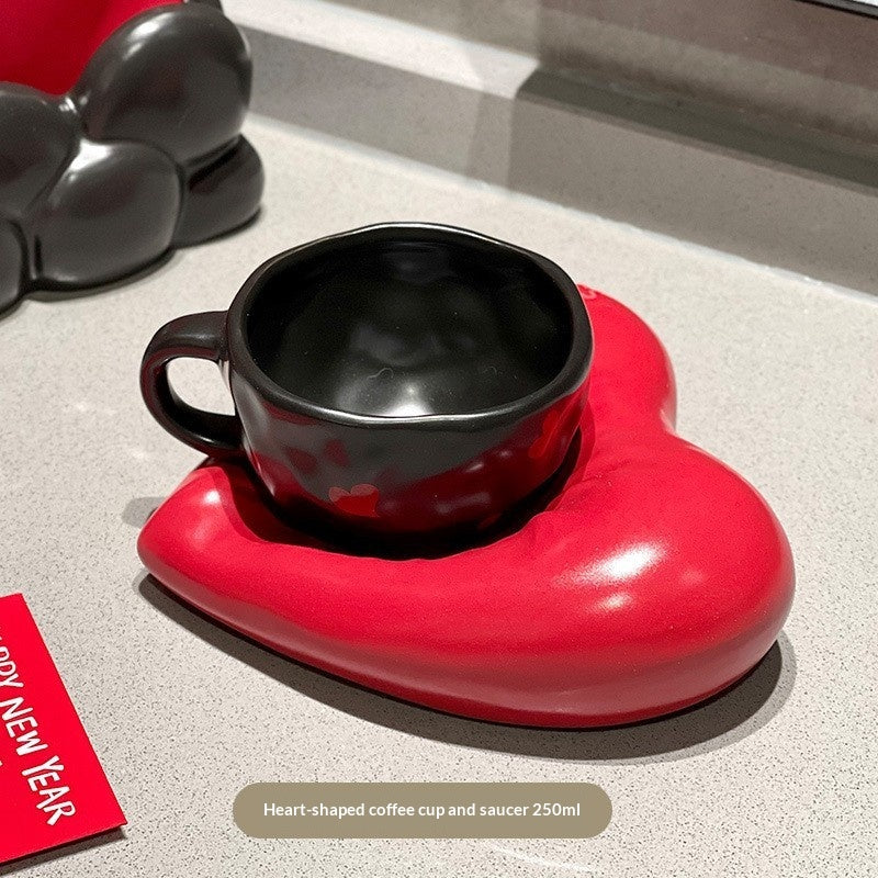Herzförmige Keramiktasse mit Untertasse