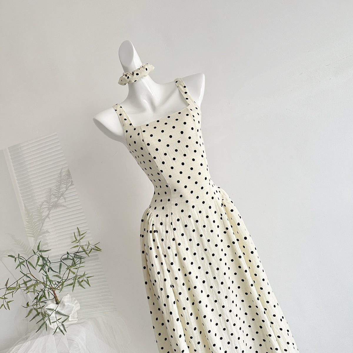 Vintage Slim-Fit Polka-Dot Kleid mit Spaghettiträgern – Bild 2 | LuxeStyle