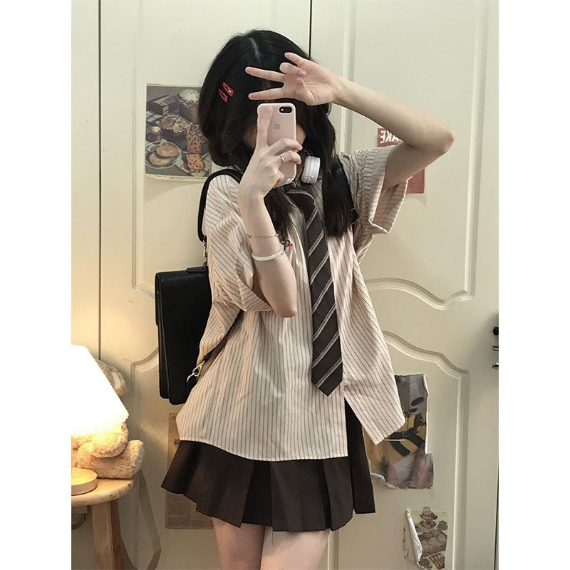 Gestreiftes Kurzarm-Shirt mit Stickerei