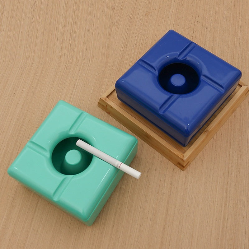 Quadratischer Aschenbecher mit Deckel