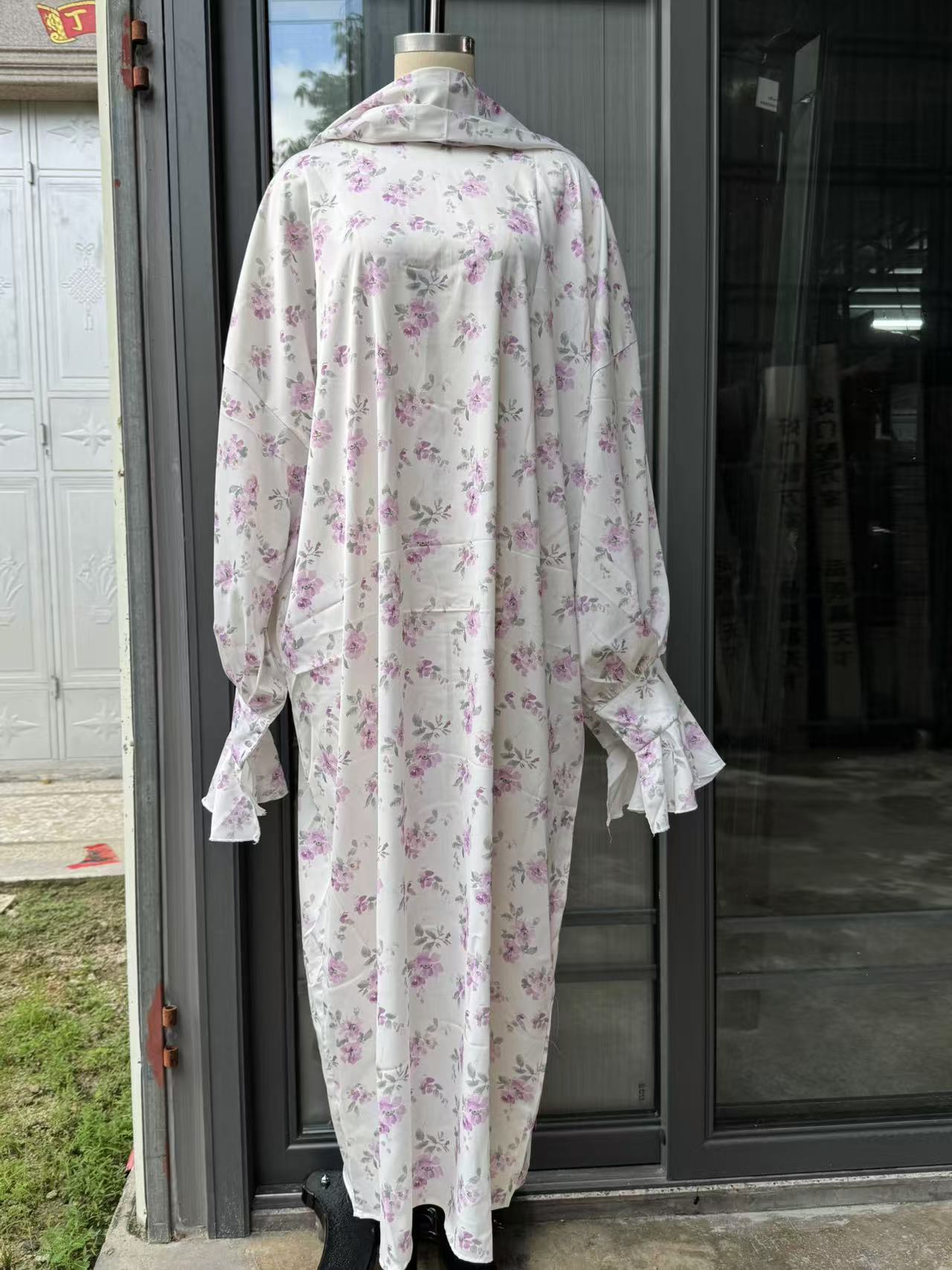 Blumiges langes Damen-Kleid