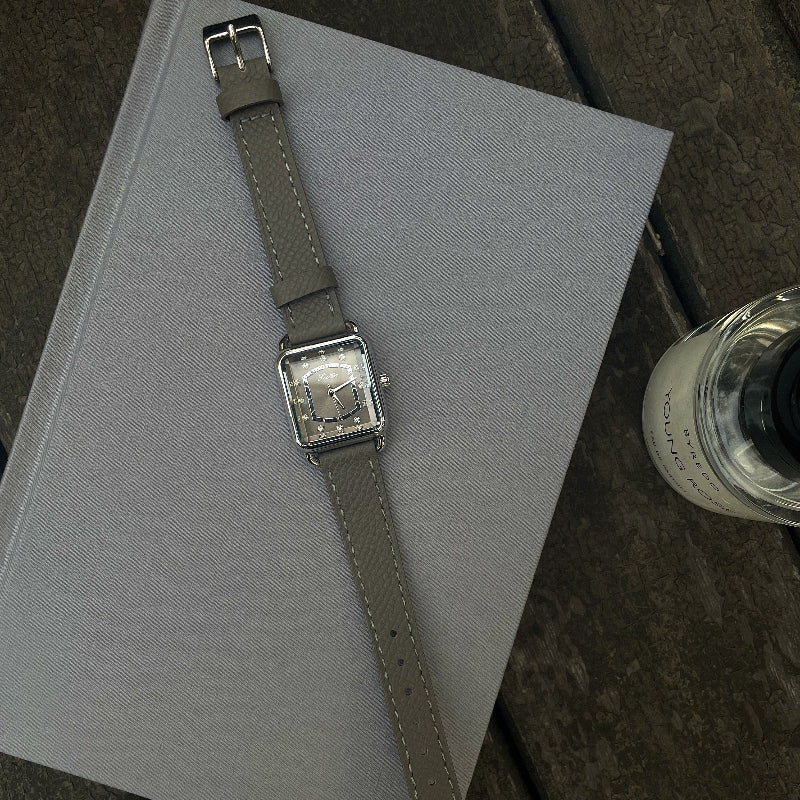 Retro-Armbanduhr aus feinem Stahl und Leder