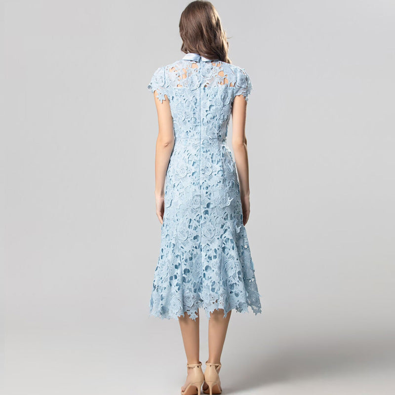 Elegantes Midi-Kleid mit Stehkragen und Lochspitze