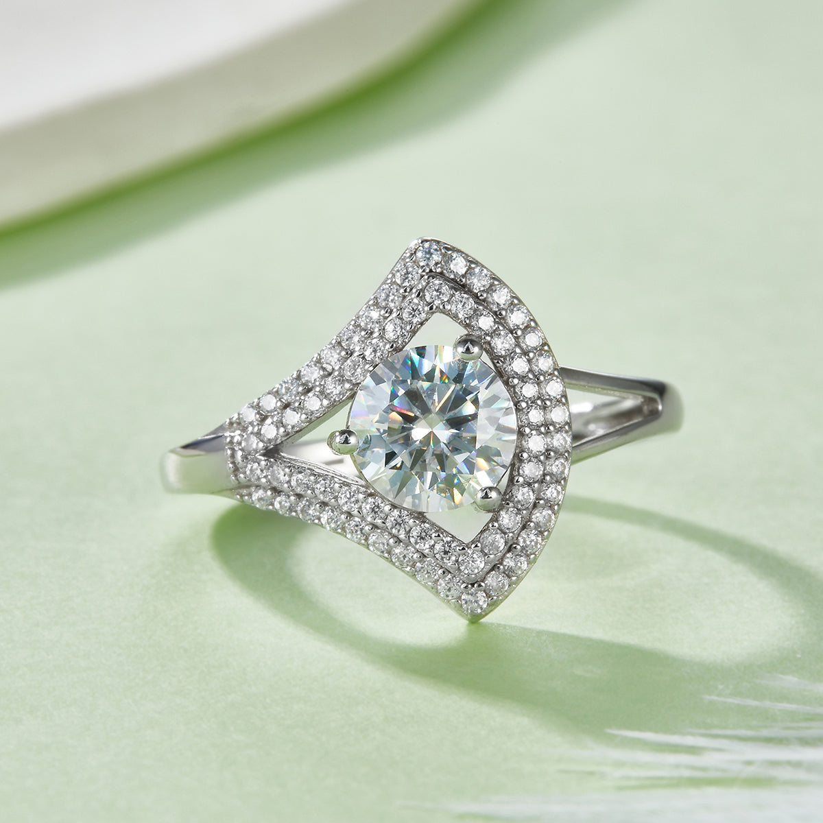 Moissanite Ring mit V-Halo