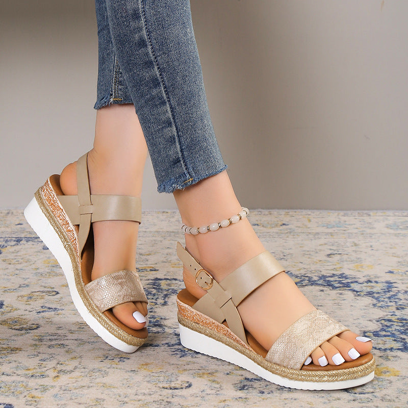 Keilabsatz-Sandalen mit breitem Riemen – Bild 5 | LuxeStyle