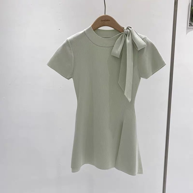 Kurzarm-Kleid mit Schleifendetail