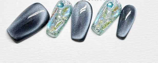 Dunkelblaues Katzenaugen-Design mit Strass