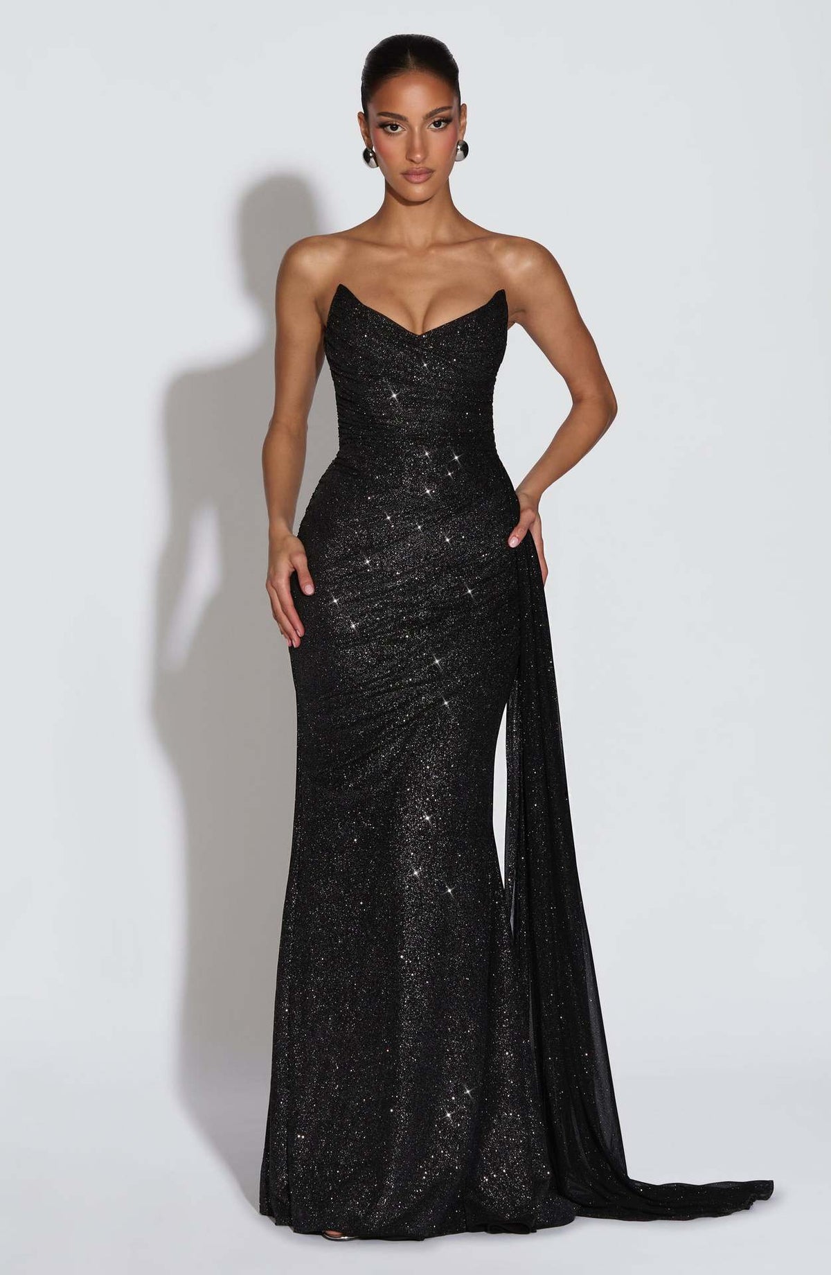 Glänzendes, trägerloses Abendkleid mit Taillenschnürung – Bild 8 | LuxeStyle