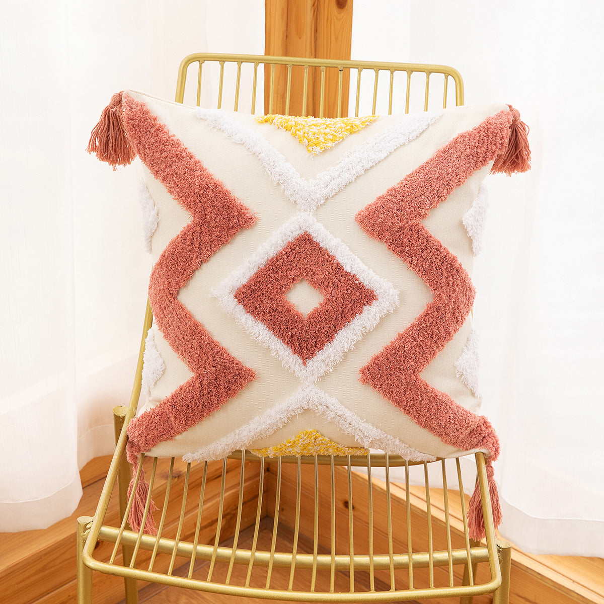 Boho Kissenhülle mit geometrischem Tufting