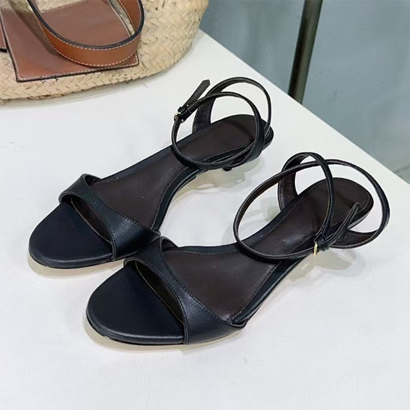Schwarze oder weiße Retro-Sandalen mit Kittenabsatz – Bild 4 | LuxeStyle