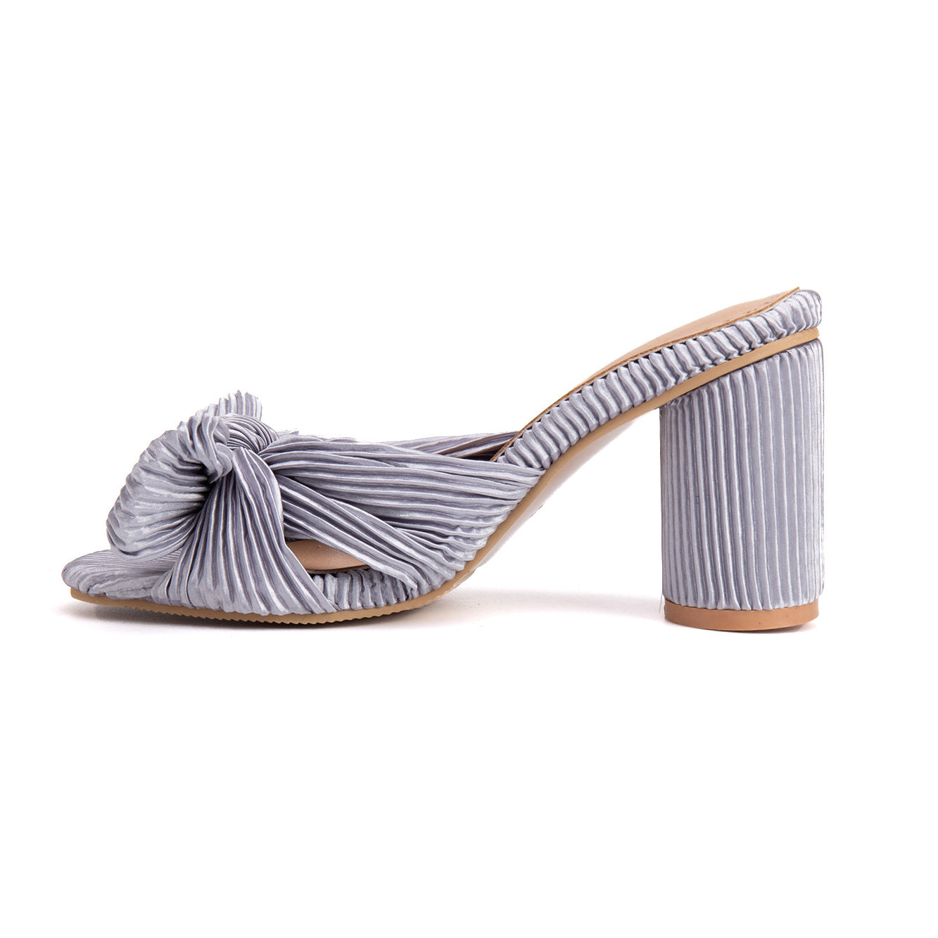 Satin Pantoletten mit Peep-Toe und Blockabsatz