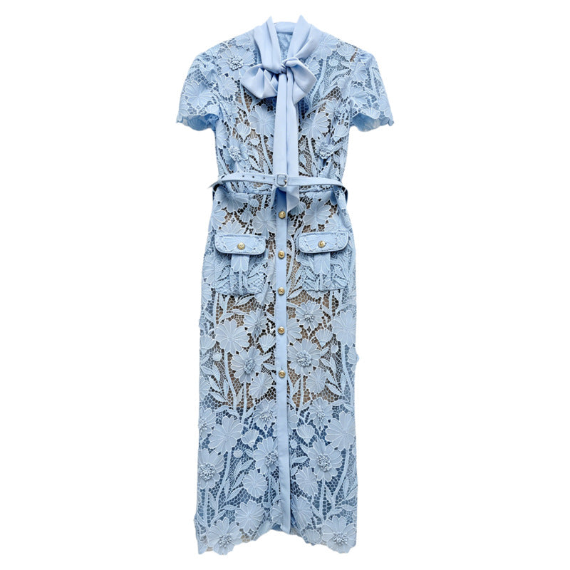 Französisches Spitzenkleid mit 3D-Blumen
