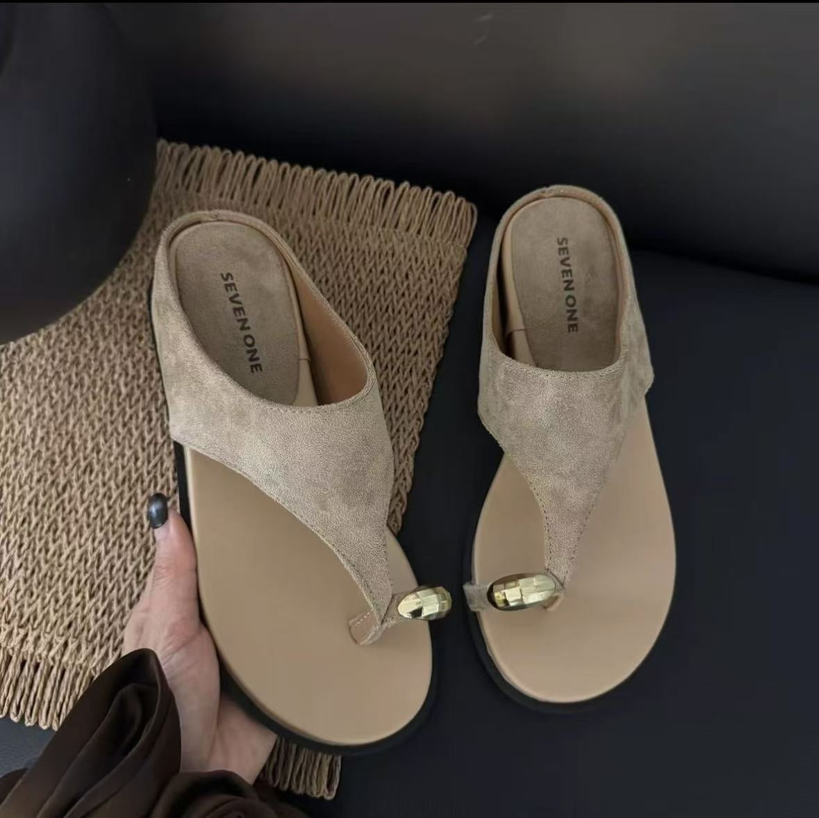 Minimalistische Wildleder-Flip-Flops