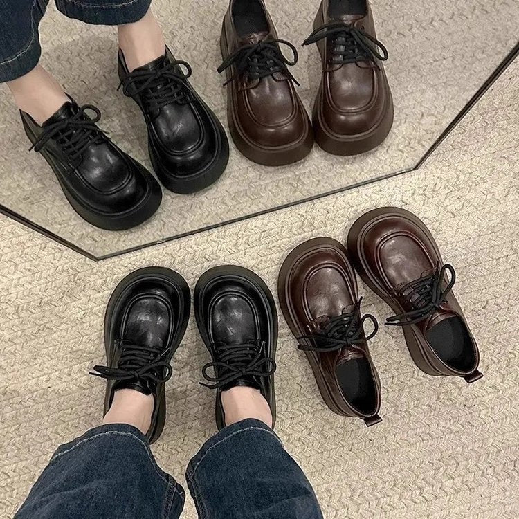Schwarze Schnürschuhe aus Leder