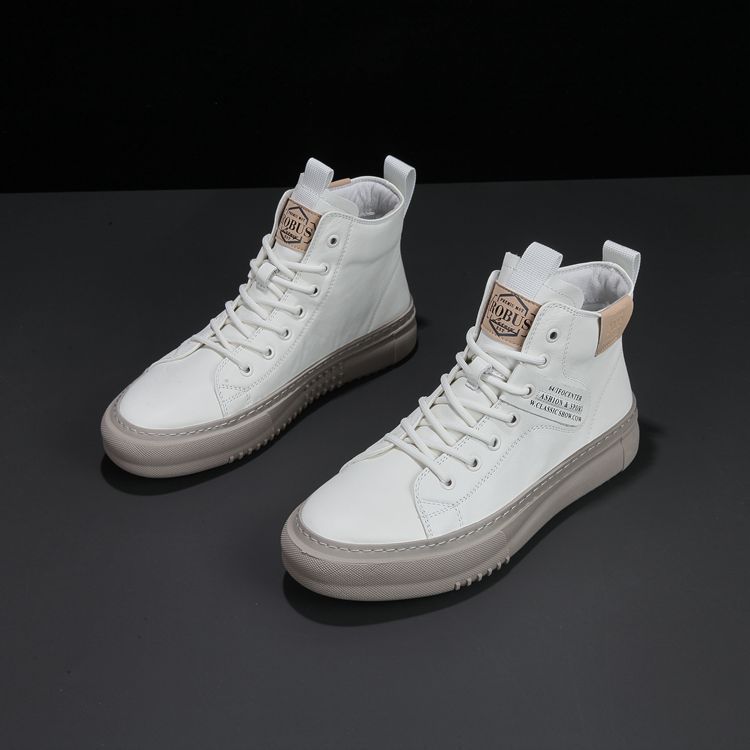 Weisse Leder-Sneaker mit dicker Sohle