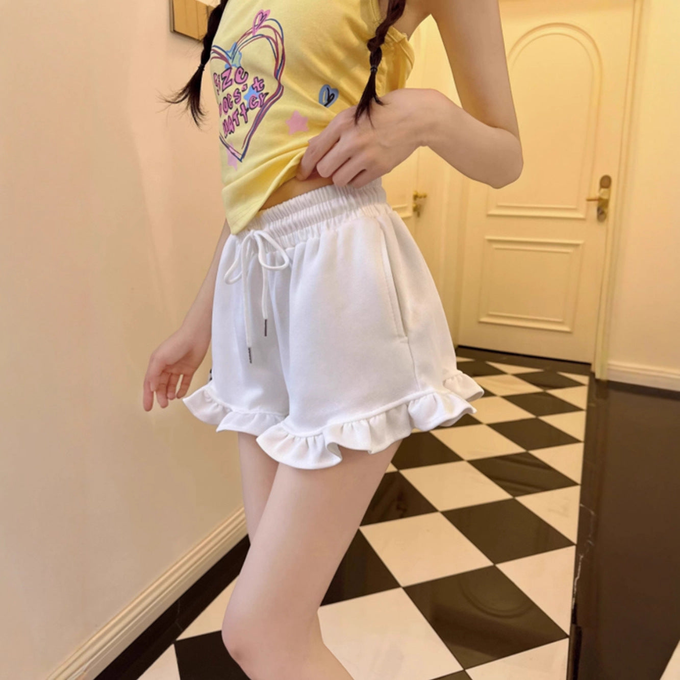 High Waist Shorts mit weitem Bein und Rüschen