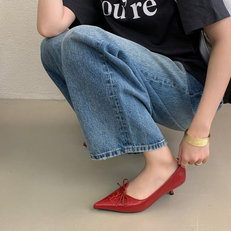 Spitze Pumps mit Stilettoabsatz und Schleife