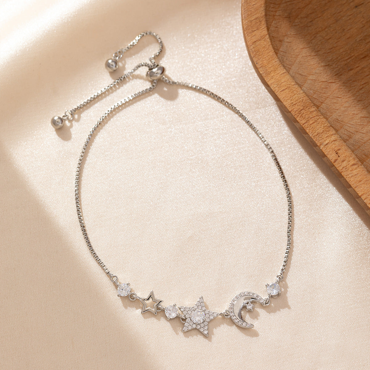 Vergoldetes Mond- und Sternenarmband – Bild 2 | LuxeStyle