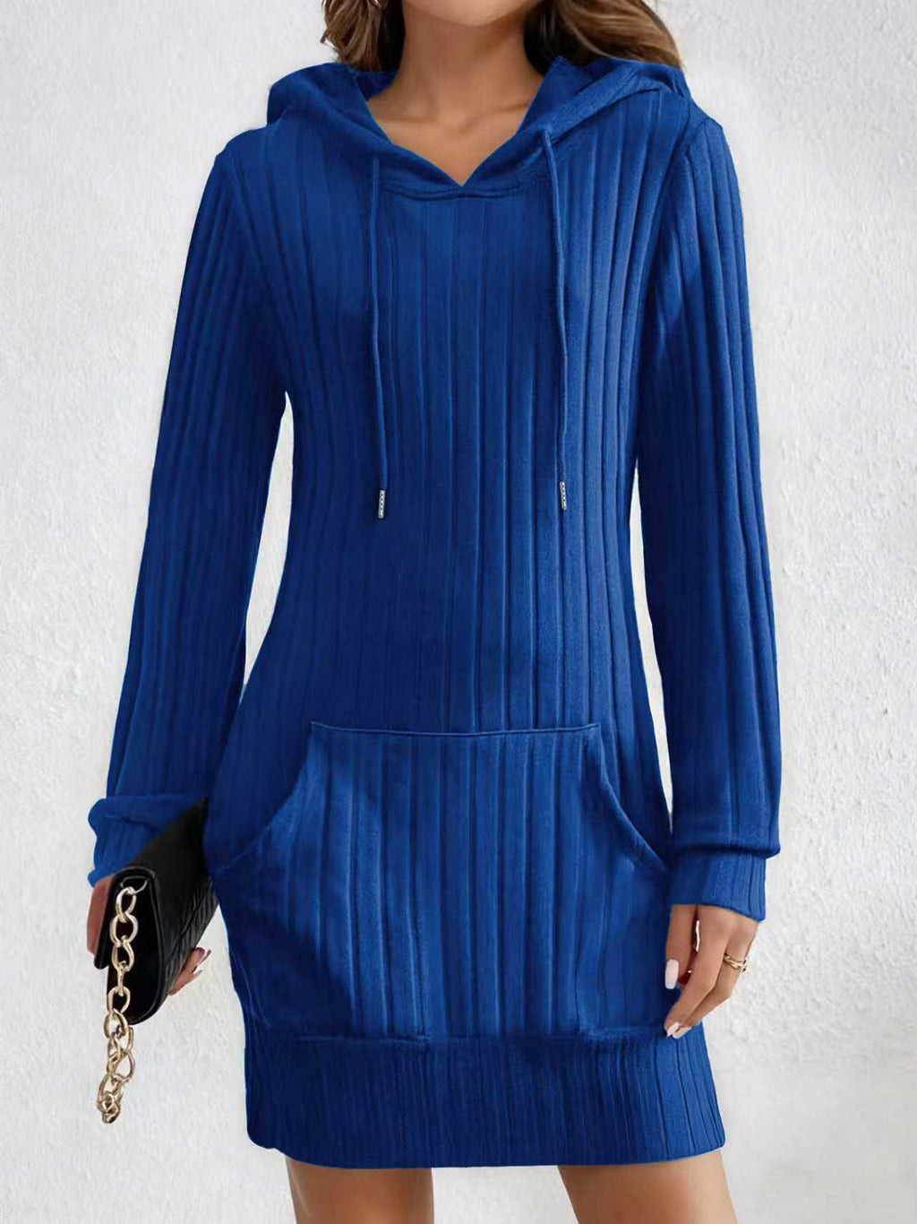 Geknöttertes Kleid mit Kapuze und Tasche