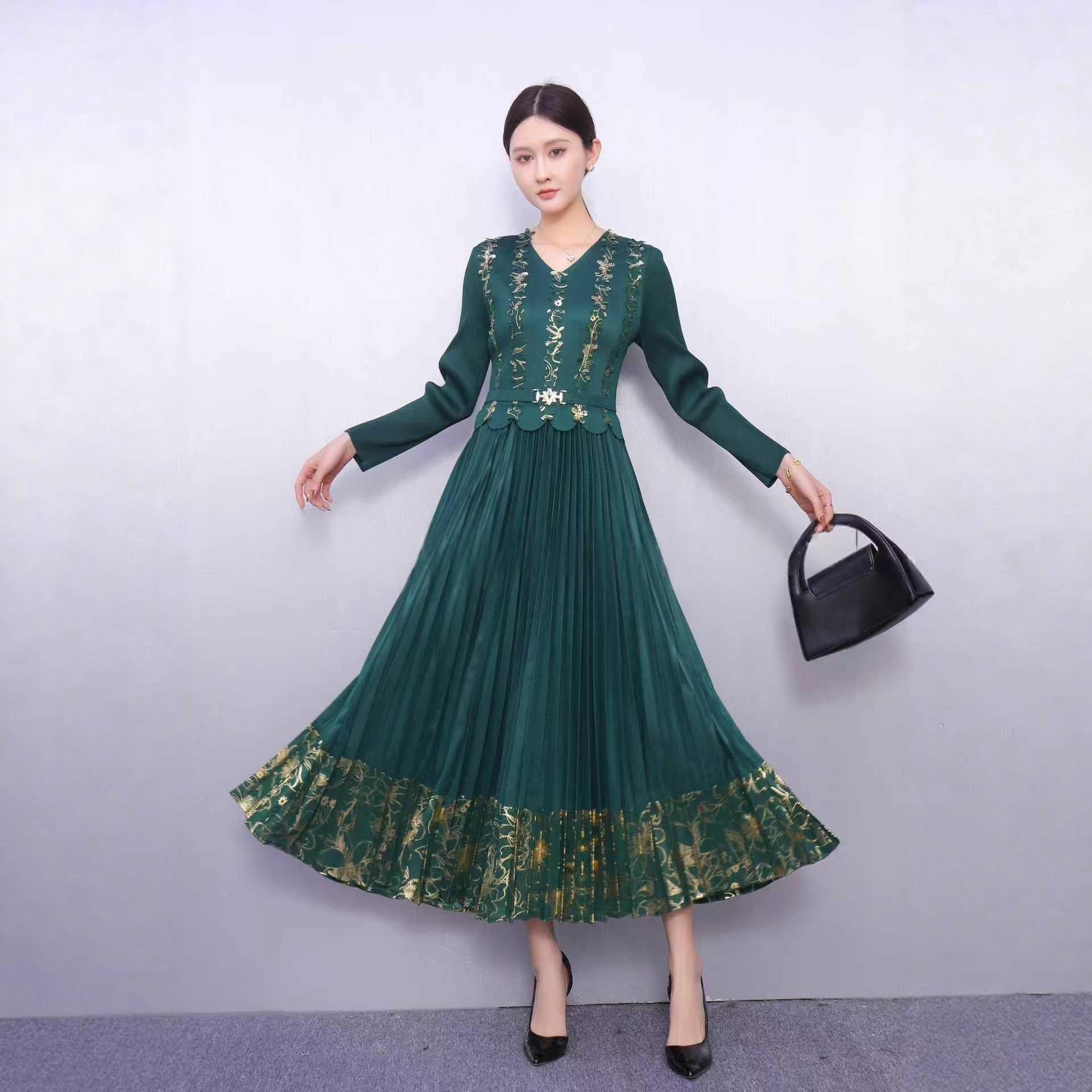 Elegantes, locker geschnittenes Kleid