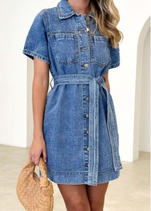 Vielseitiges Denim-Midikleid mit kurzen Ärmeln
