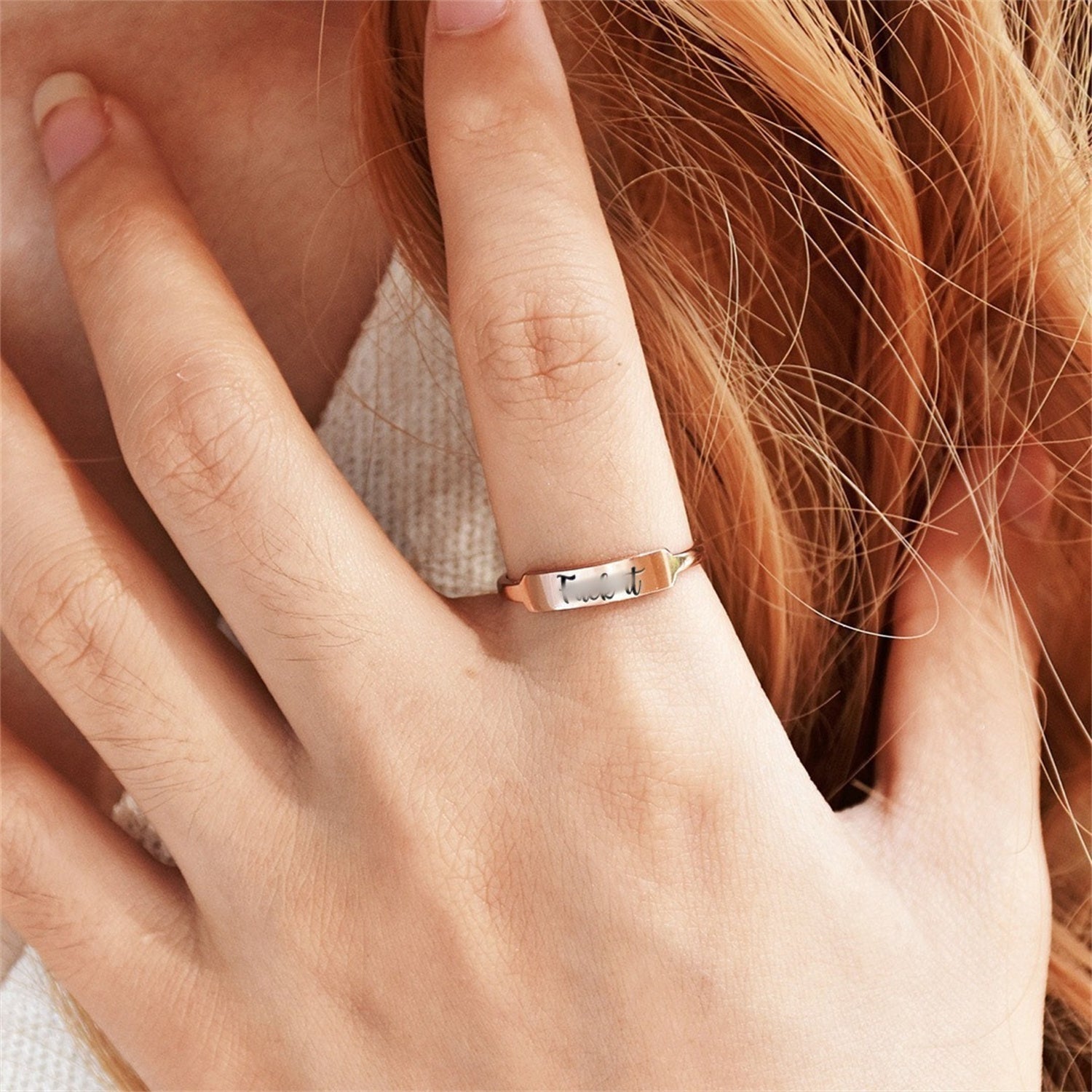 Horizontaler Ring mit Gravur