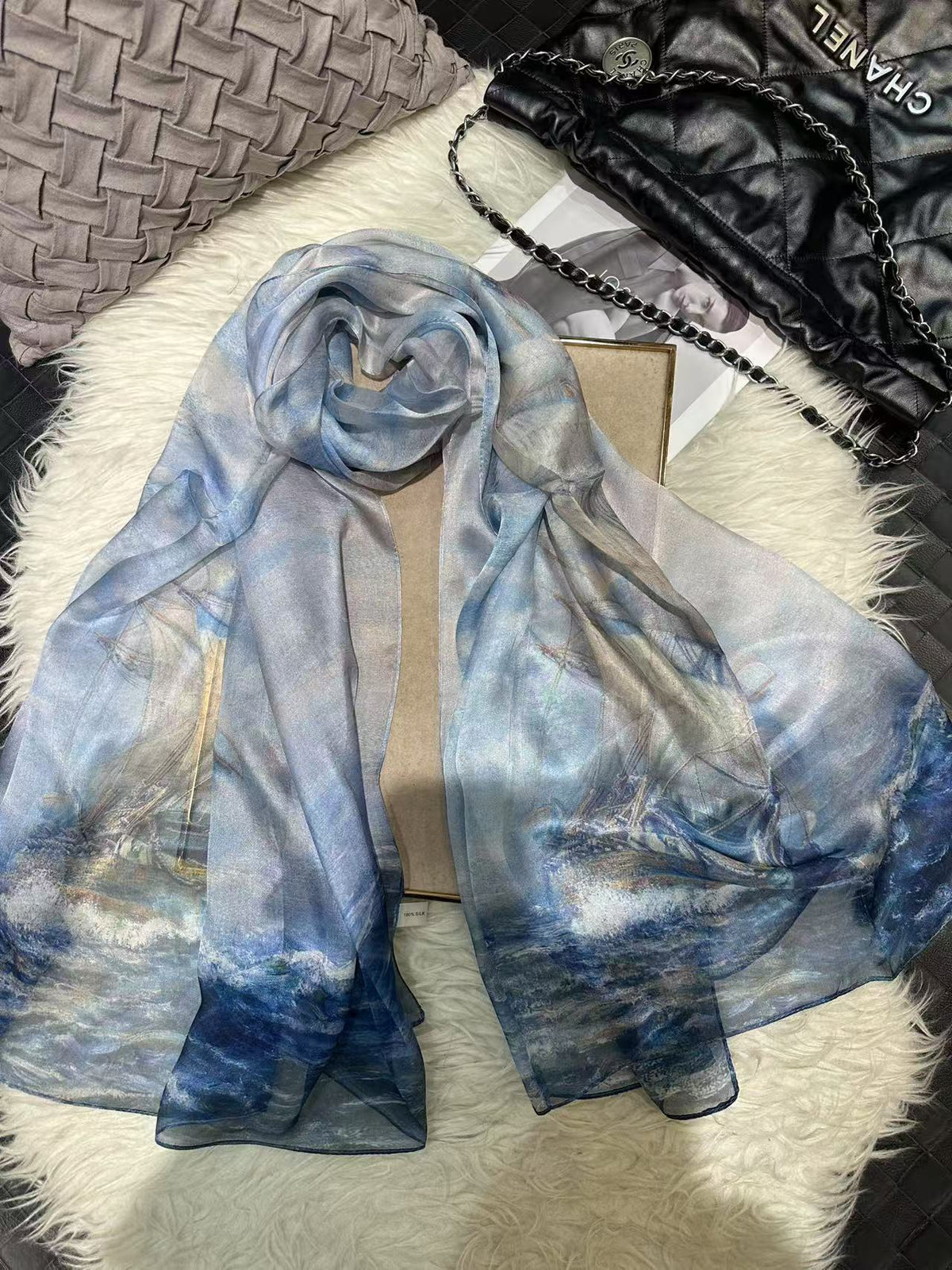 Seidenschal mit digitalem Print – leichte Luftigkeit – Bild 4 | LuxeStyle