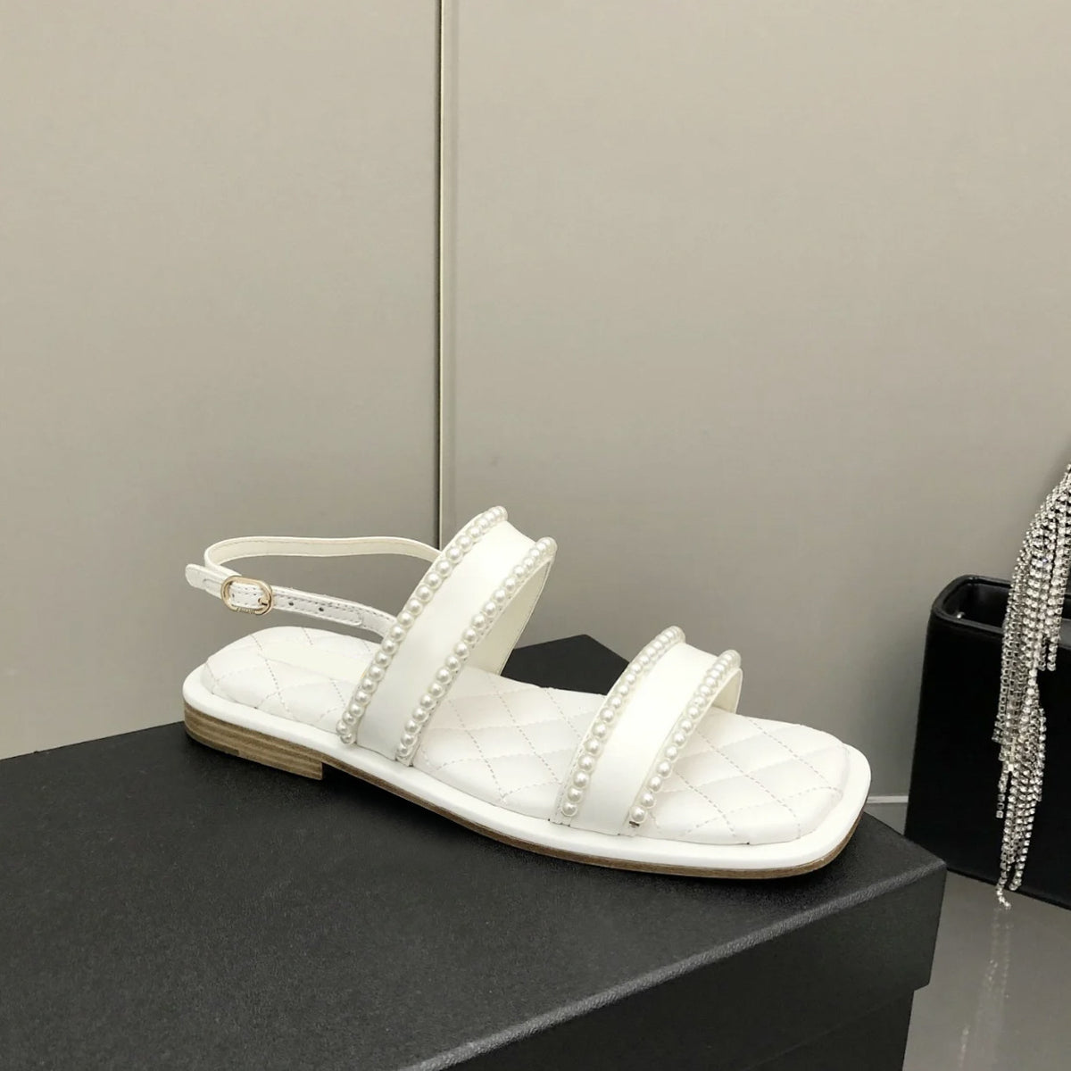 Sandalen mit Perlenriemen | LuxeStyle
