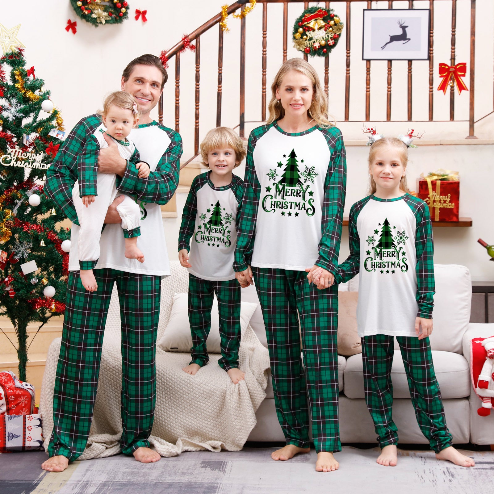 Weihnachts-Pyjama-Set für die ganze Familie