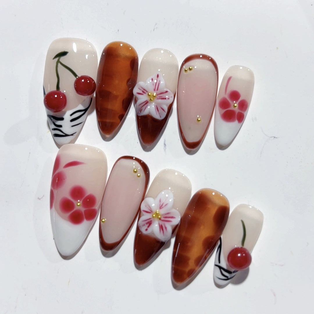 Mandel-Nägel mit Kirschblüten-Design