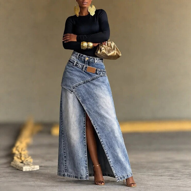 Hochgeschnittener Denim-Midi-Rock mit asymmetrischen Schlitzen