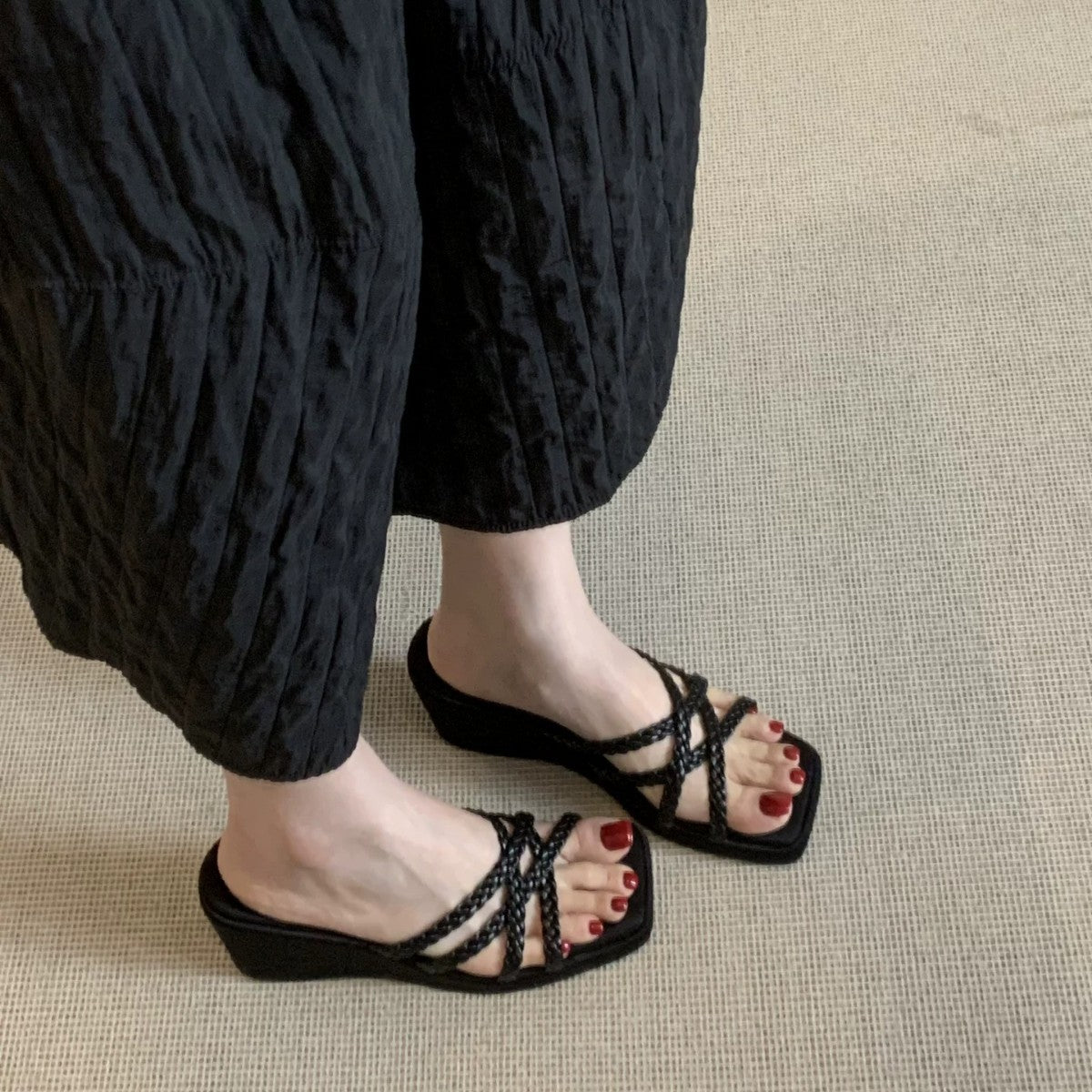 Keilsandalen mit Plateau und offener Spitze
