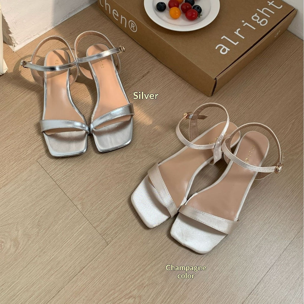 Riemchensandalen mit eckiger Spitze & Absatz