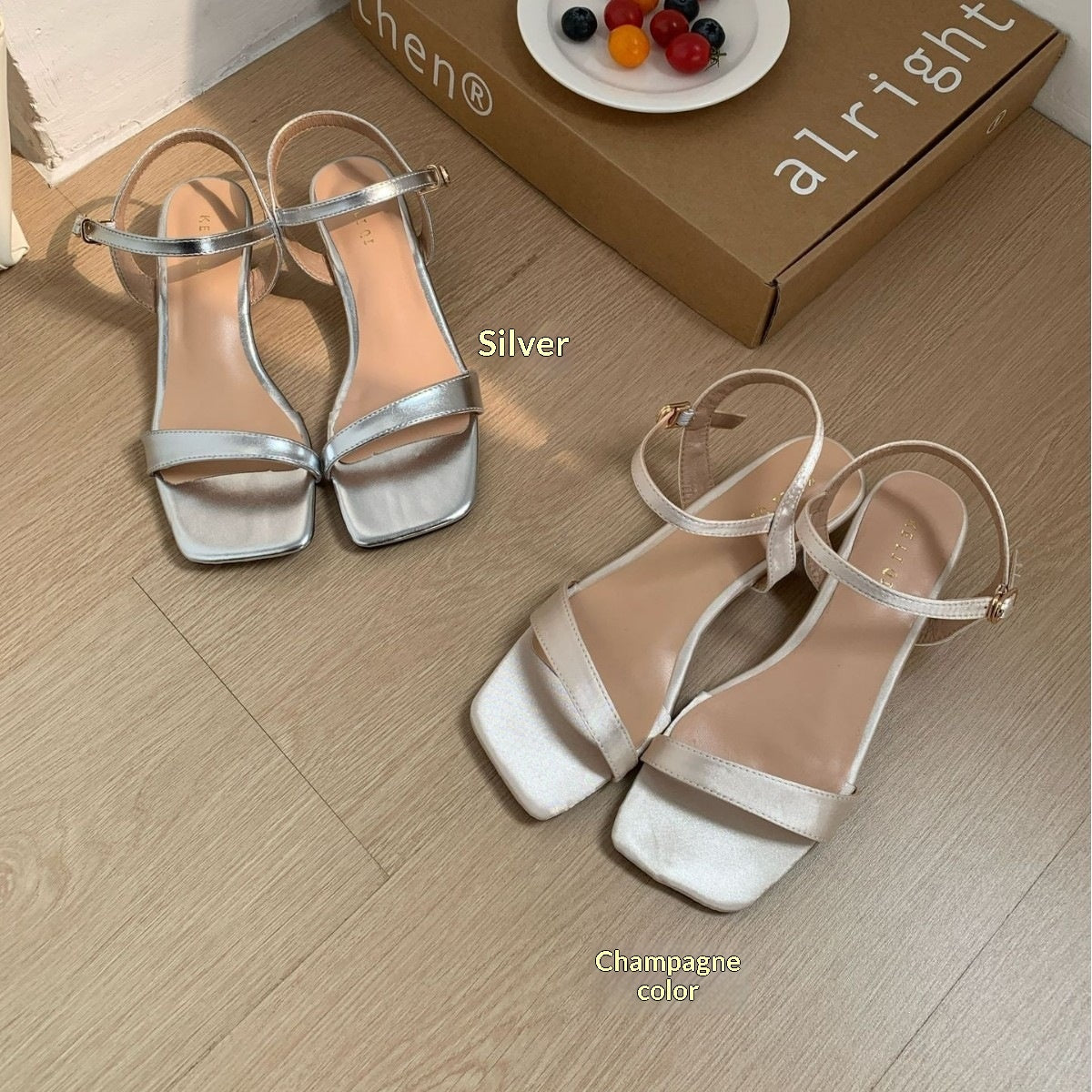 Riemchensandalen mit eckiger Spitze & Absatz