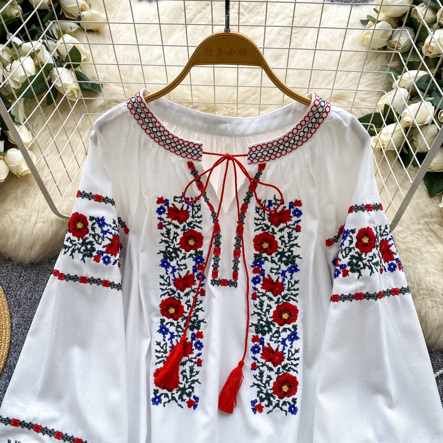 Retro besticktes Langarmshirt mit Puffärmeln – Ansicht 8