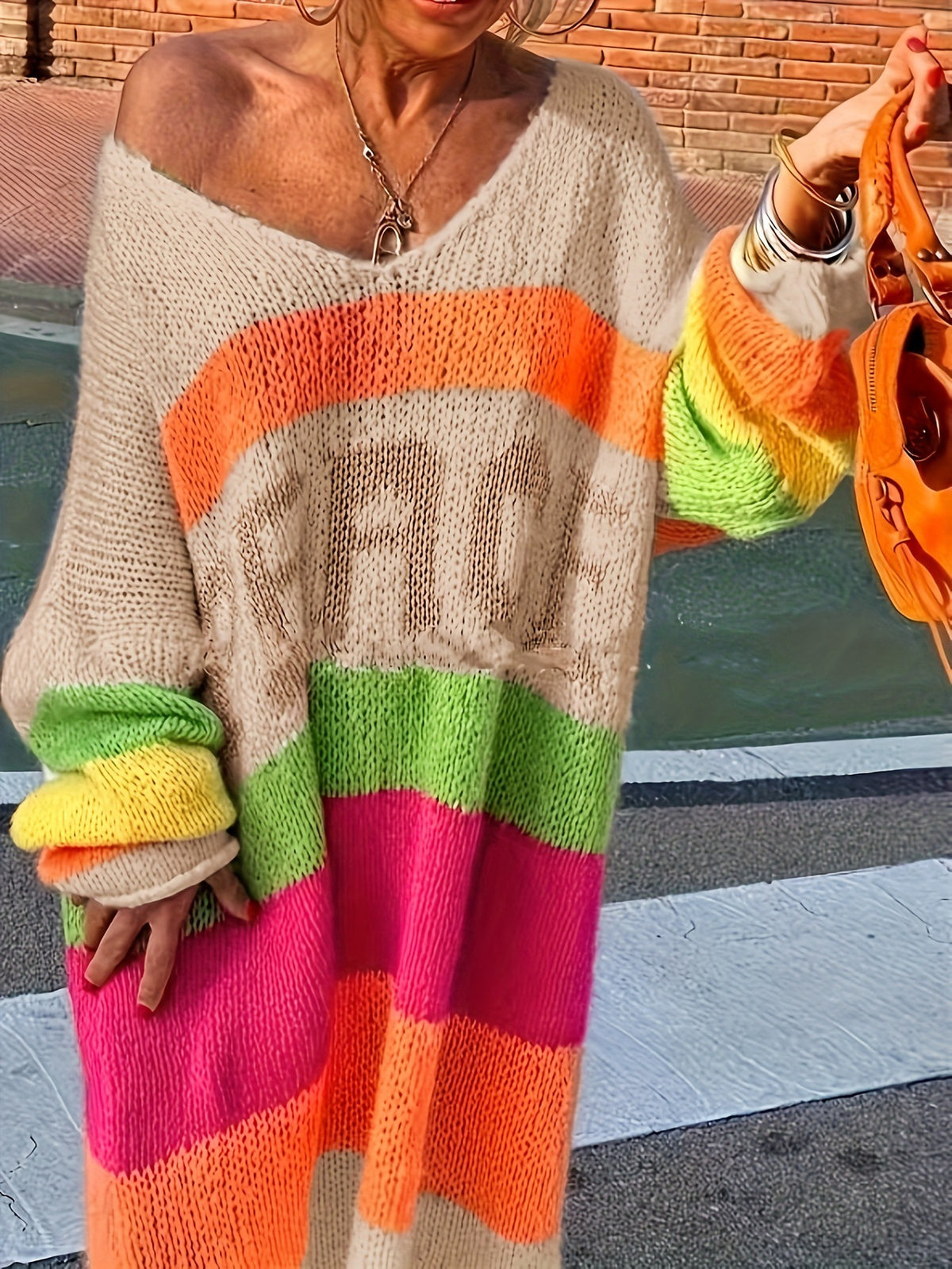 Strickkleid mit Rundhals und Regenbogenstreifen | LuxeStyle