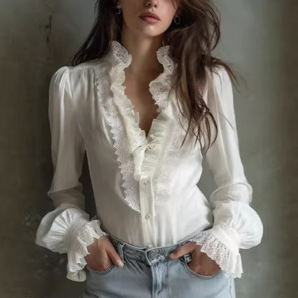 Weisse Bluse mit Spitze im französischen Stil