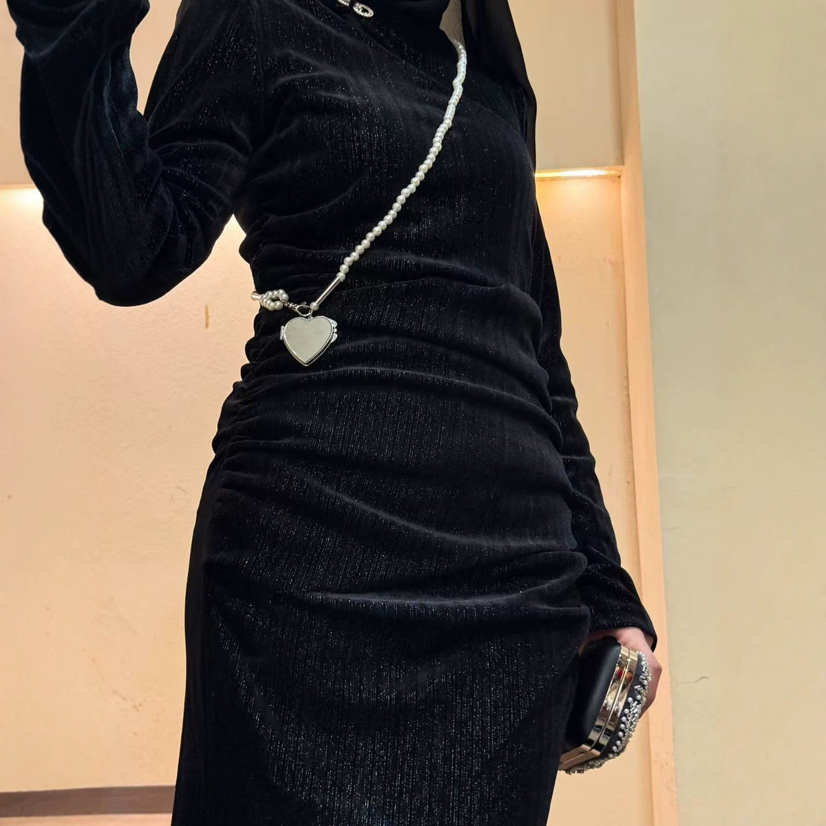 Elegantes Samtkleid mit langen Ärmeln – Bild 2 | LuxeStyle
