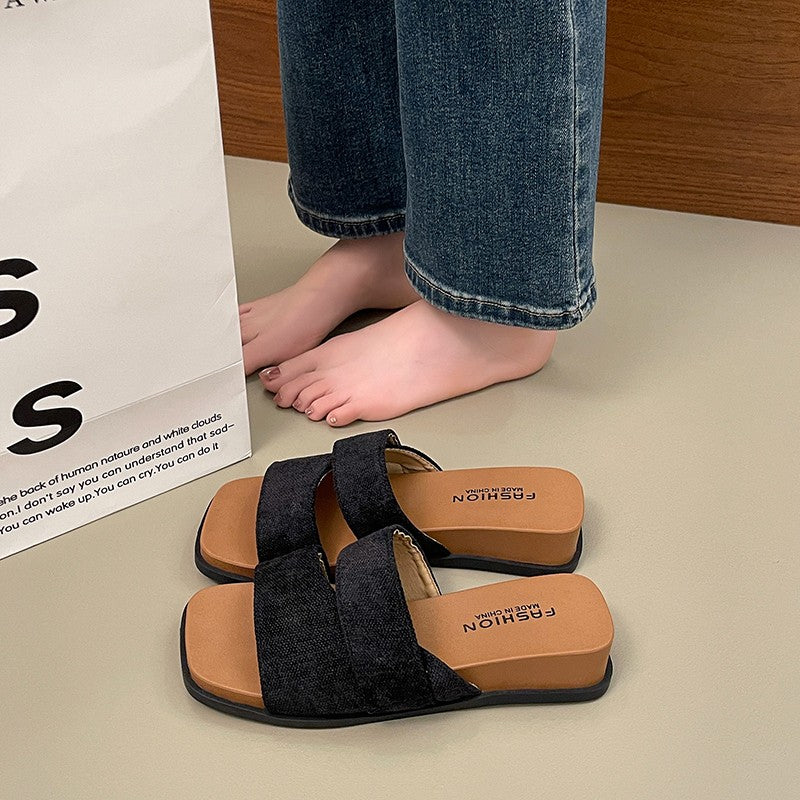 Keile-Slide-Sandalen mit Kreuzriemen