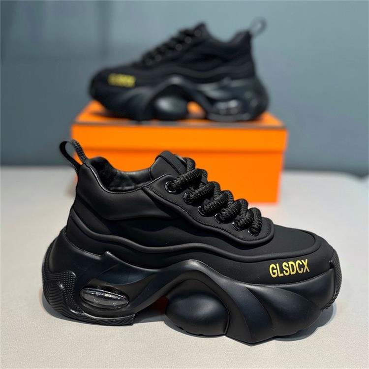 Trendige Sport-Freizeitschuhe mit Plateau