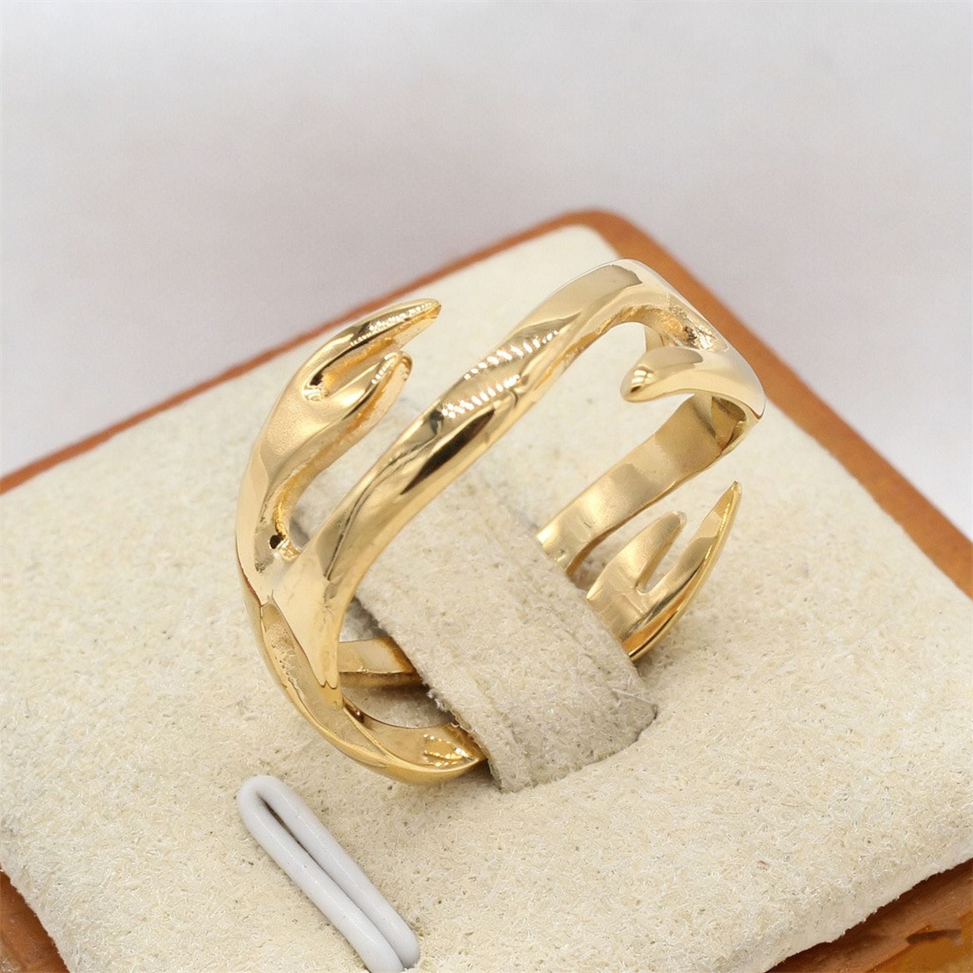 Herrenring mit Flammen-Totem und Gold-Finish