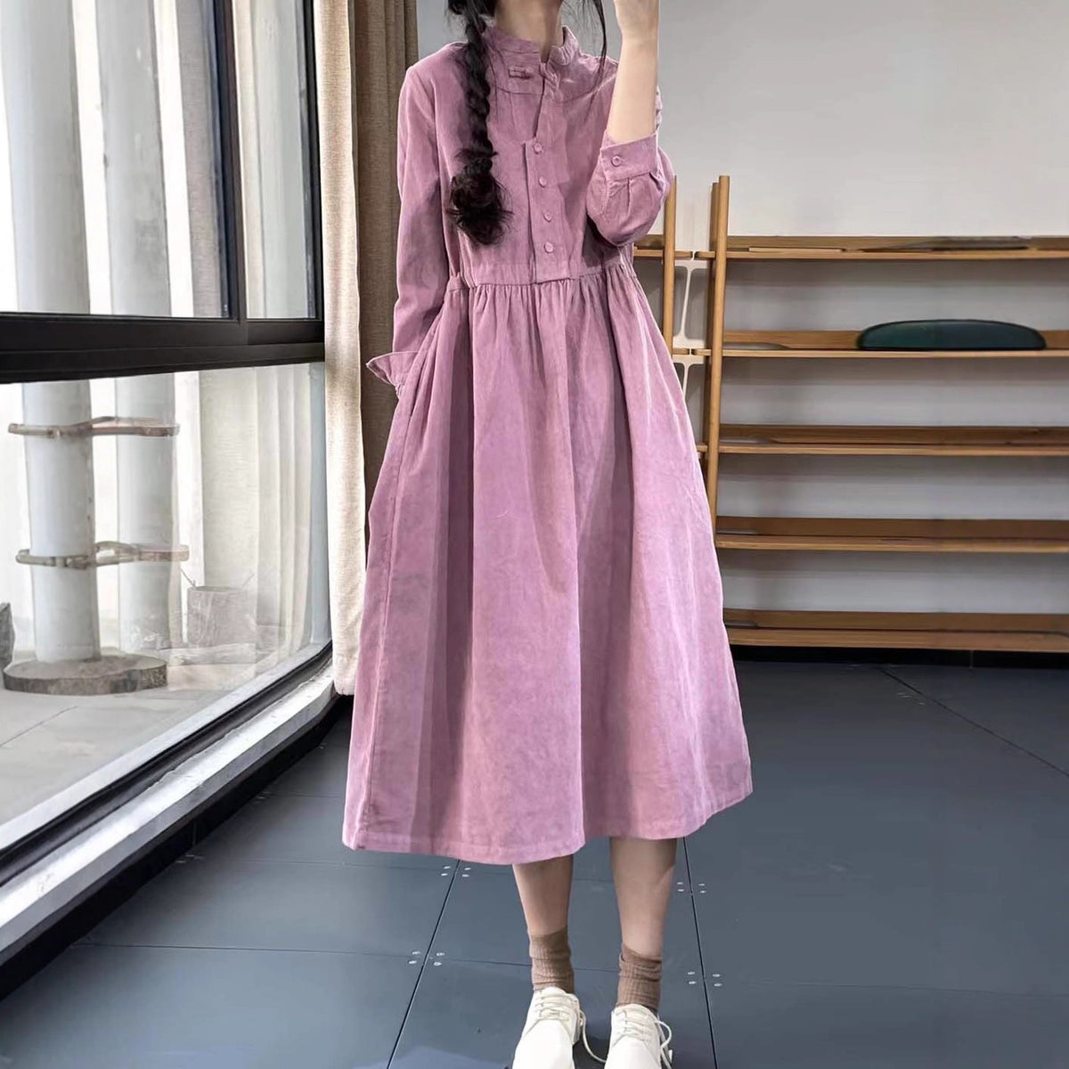 Kleid mit Knopfleiste und Stand-up Kragen aus Cord – Bild 2 | LuxeStyle