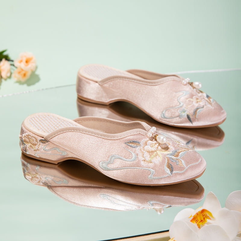 Satin-Slipper mit Pfingstrosen-Stickerei
