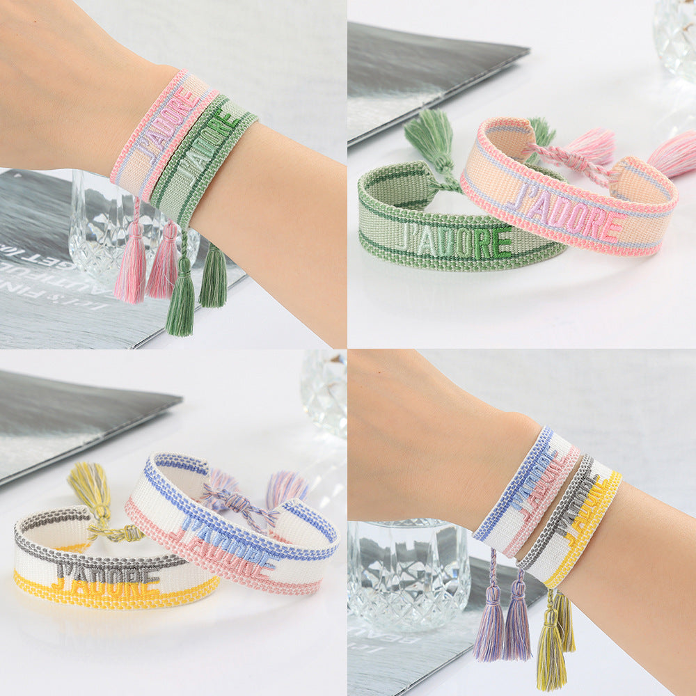 Besticktes Quasten-Armband mit Buchstaben – Bild 6 | LuxeStyle
