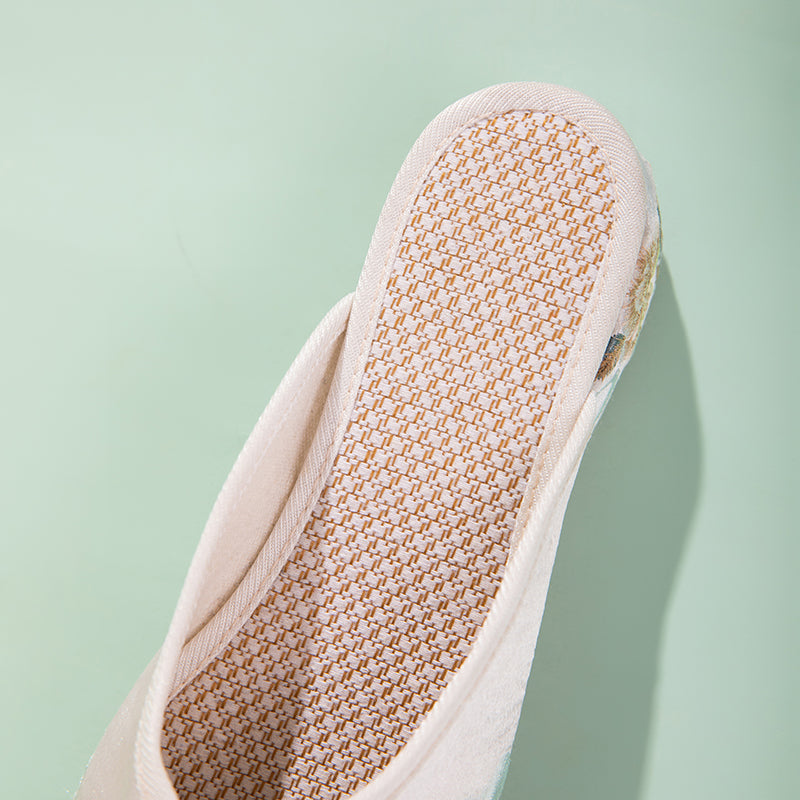 Satin-Slipper mit Pfingstrosen-Stickerei